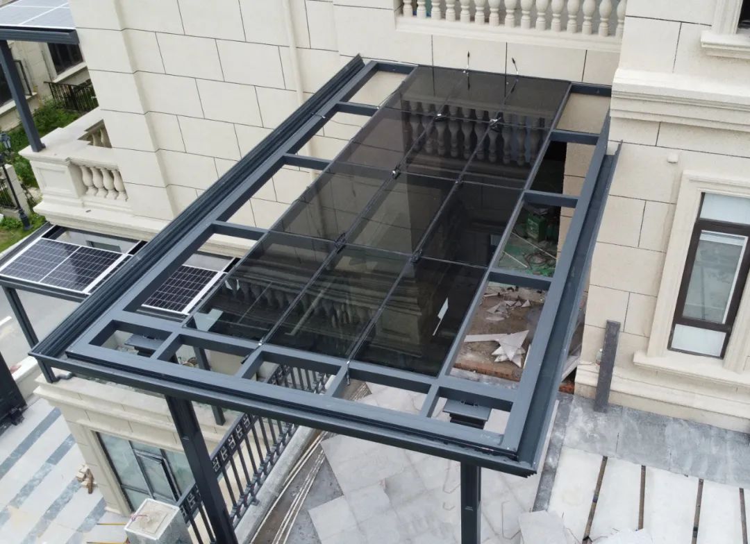 谍照曝光！！！威廉希尔williamhill集团光电建材新品组件运抵华中仓储中心，金融建站/渠道招商模式有望越发多元